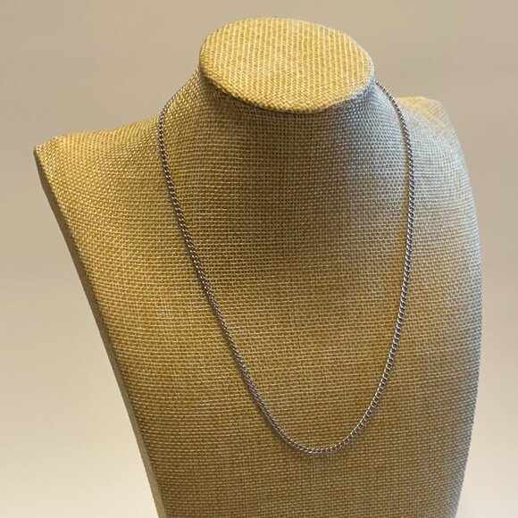 8 Assorted Silver Necklaces - Picture 4 of 16